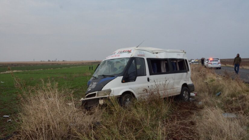 Şanlıurfa’da emekçileri taşıyan minibüs yıkıldı: 23 yaralı