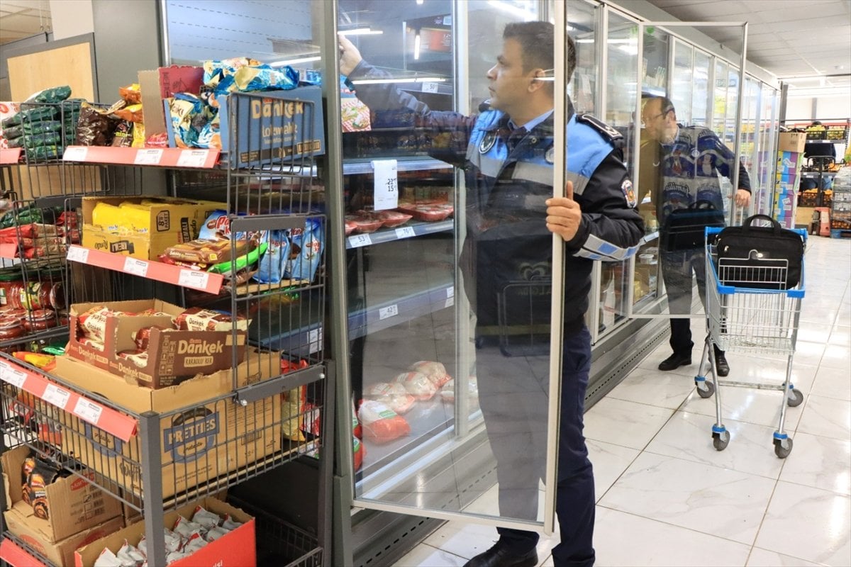 Şanlıurfa da tarihi geçmiş ürün satan marketlere ceza kesildi #2