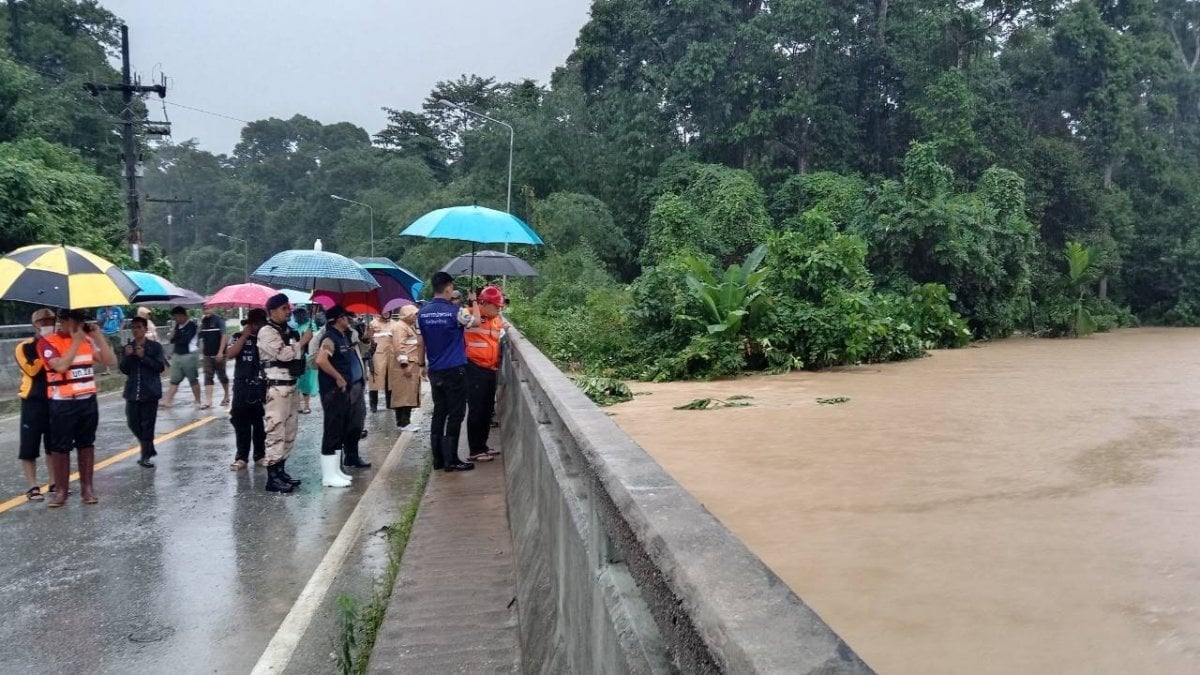 Tayland’ı muson vurdu: Köyler sular altında kaldı #6