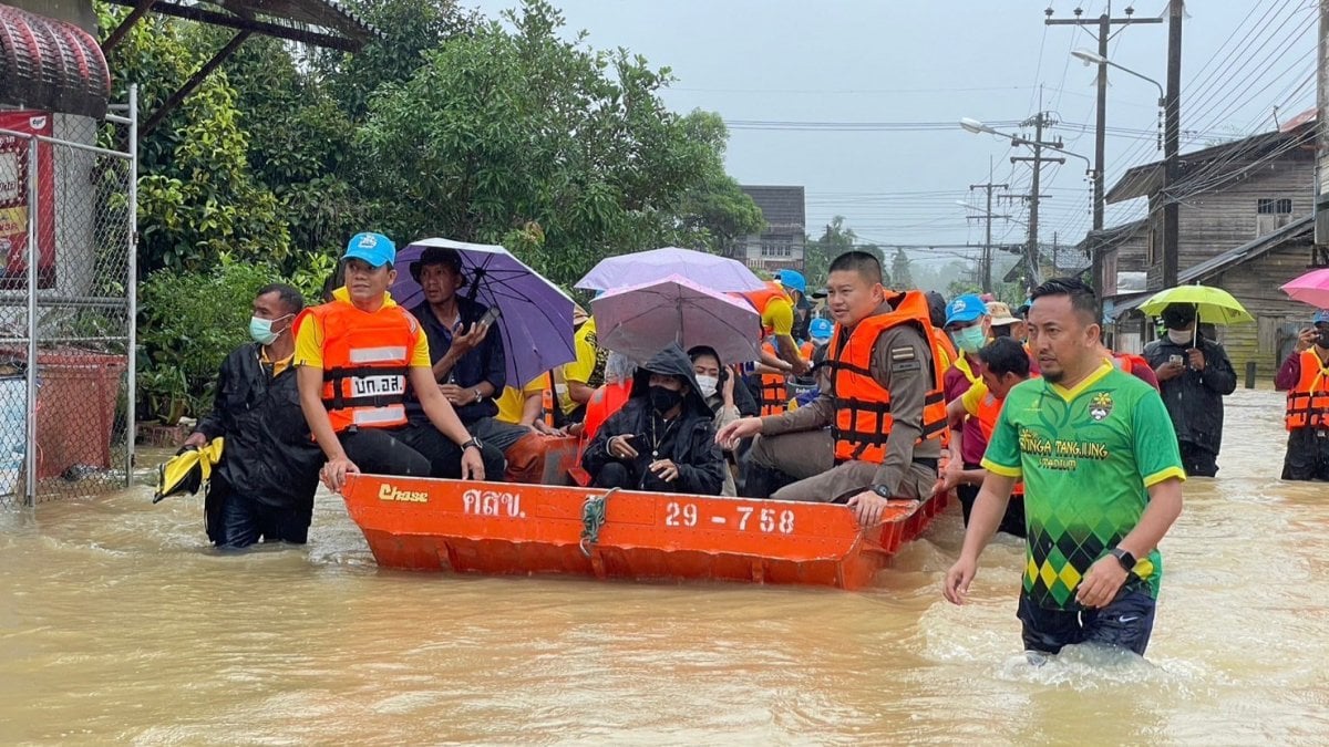 Tayland’ı muson vurdu: Köyler sular altında kaldı #7