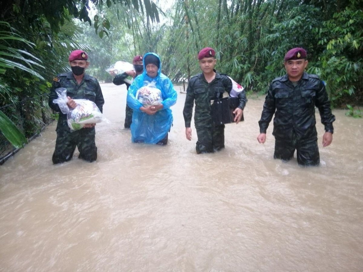 Tayland’ı muson vurdu: Köyler sular altında kaldı #11