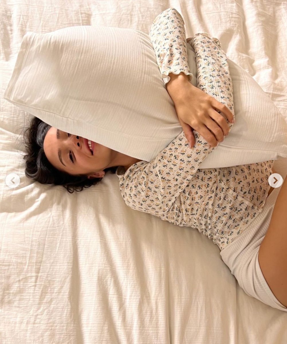 Zeynep Bastık ın mini şortlu yatak pozları instagramı salladı! Dua Lipa nın kopyası oldun #2