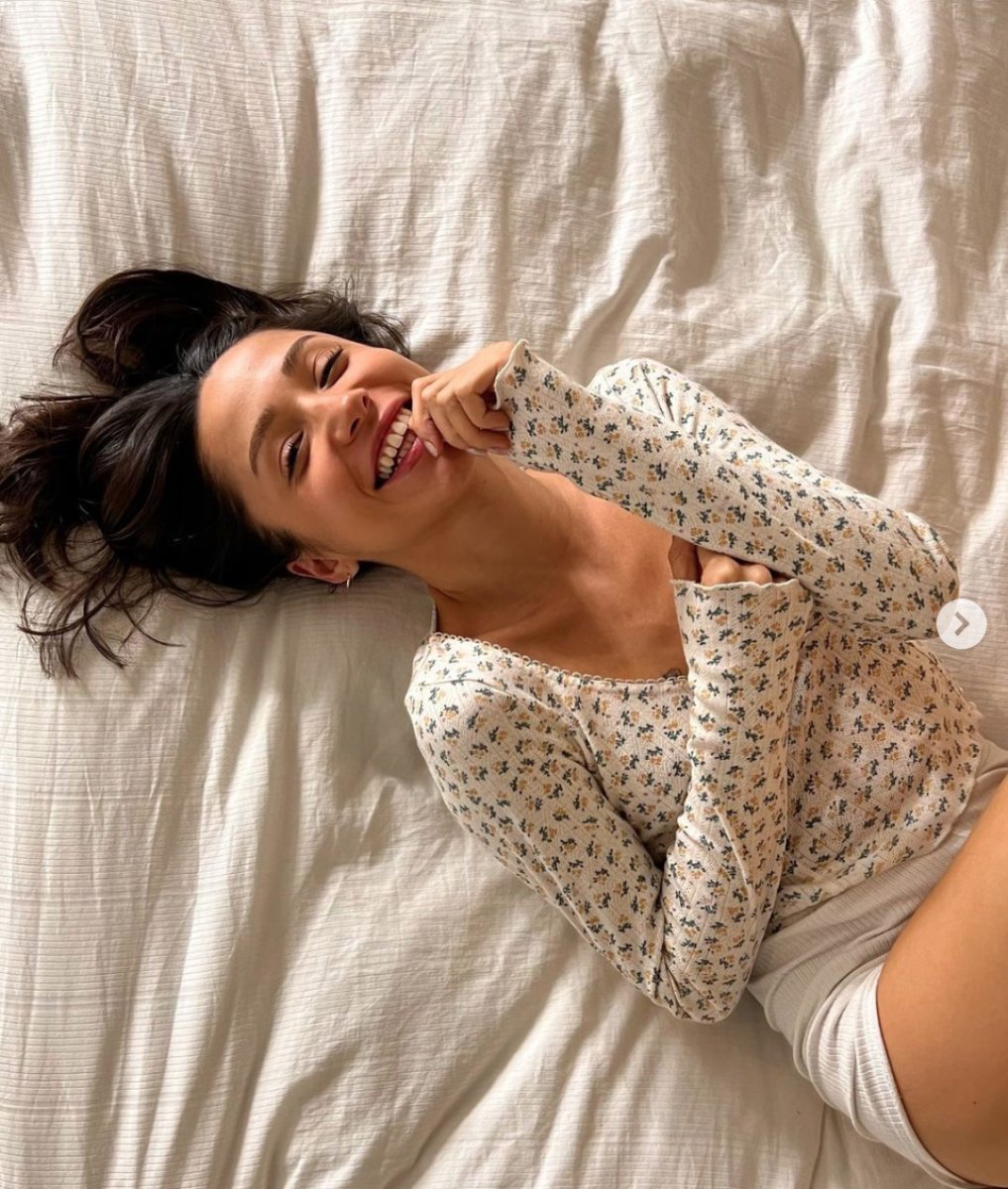 Zeynep Bastık ın mini şortlu yatak pozları instagramı salladı! Dua Lipa nın kopyası oldun #4