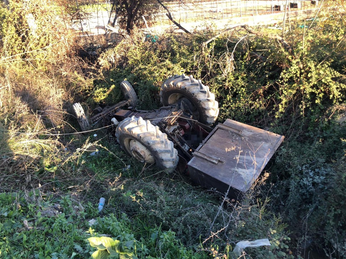 Antalya da devrilen traktörün altında kalan sürücü hayatını kaybetti #1
