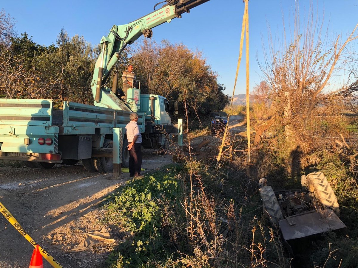 Antalya da devrilen traktörün altında kalan sürücü hayatını kaybetti #2
