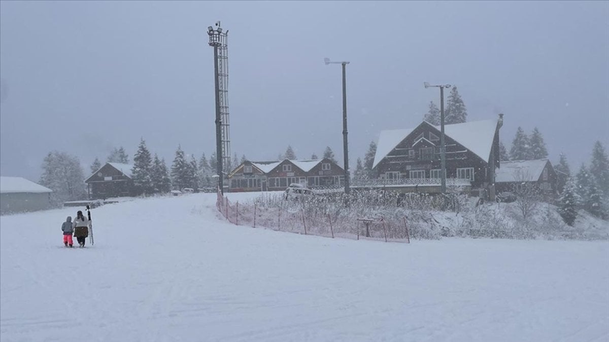 Atabarı Kayak Merkezi sezonun ilk ziyaretçilerini ağırladı #1
