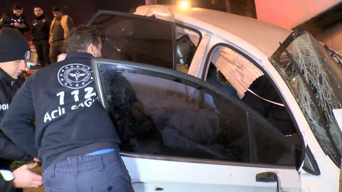 Ataşehir de 14 yaşındaki sürücü, fren yerine gaza basınca otomobil karşı sokağa uçtu #2