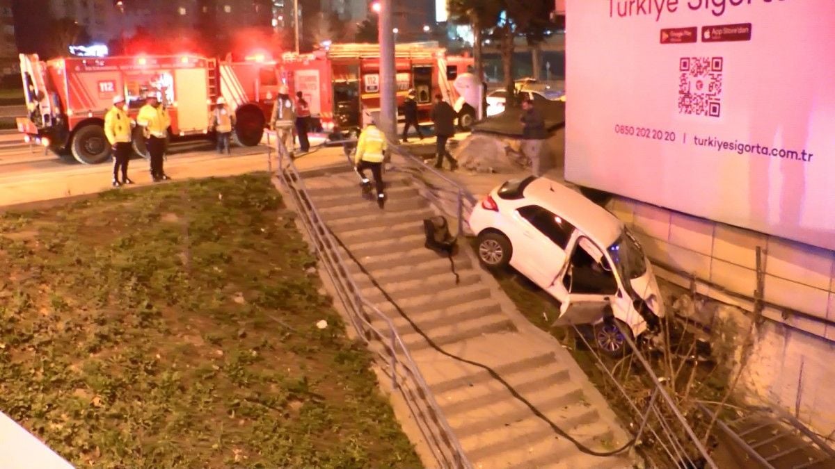 Ataşehir de 14 yaşındaki sürücü, fren yerine gaza basınca otomobil karşı sokağa uçtu #3