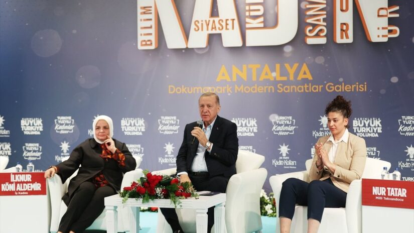 Cumhurbaşkanı Erdoğan, Antalya’da kadınlarla bir araya geldi