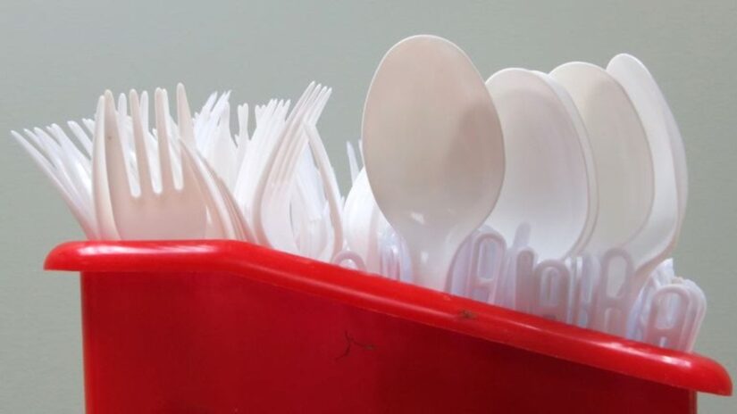 İngiltere’de tek kullanımlık plastikler menedilecek