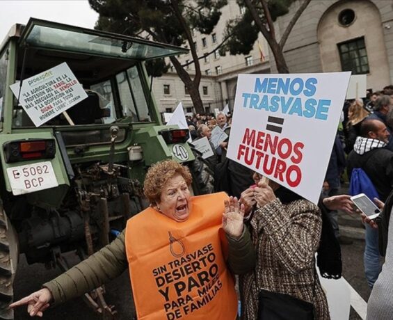 İspanya’da kuraklık ve su krizi sebebiyle çiftçiler hükümeti protesto etti