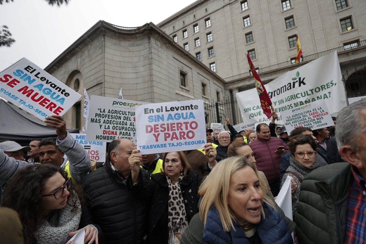 İspanya da kuraklık ve su krizi nedeniyle çiftçiler hükümeti protesto etti #3