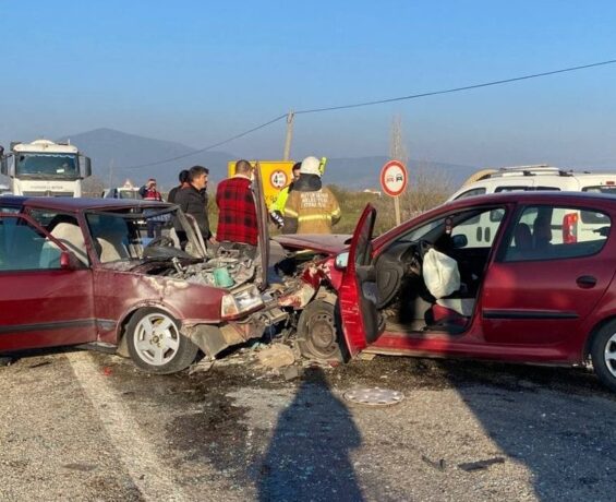 İzmir’de iki araba kafa kafaya çarpıştı: 4 yaralı