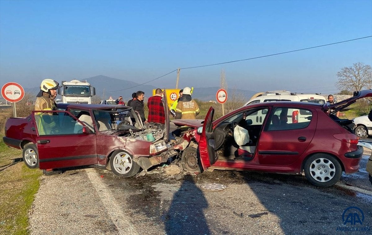 İzmir de iki otomobil kafa kafaya çarpıştı: 4 yaralı #1