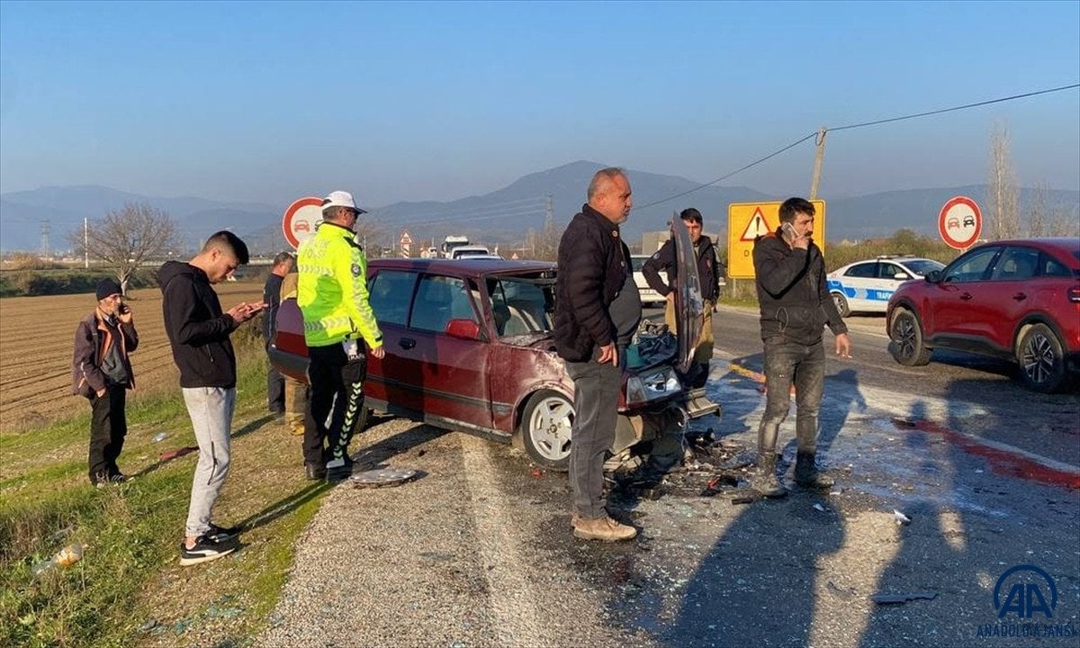 İzmir de iki otomobil kafa kafaya çarpıştı: 4 yaralı #3