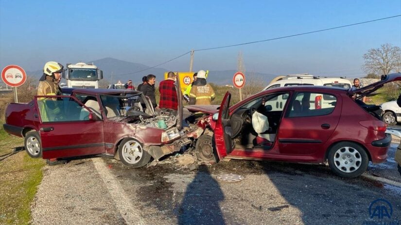 İzmir’de iki araba kafa kafaya çarpıştı: 4 yaralı