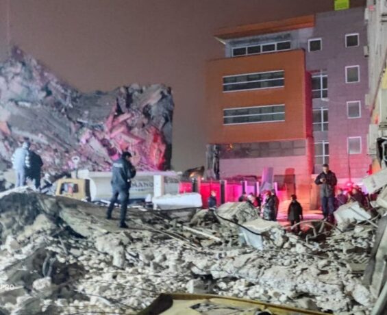 İzmir’de tahrip safhasındaki bina çöktü
