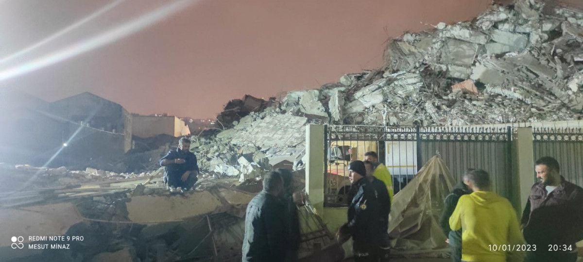 İzmir de yıkım aşamasındaki bina çöktü #6