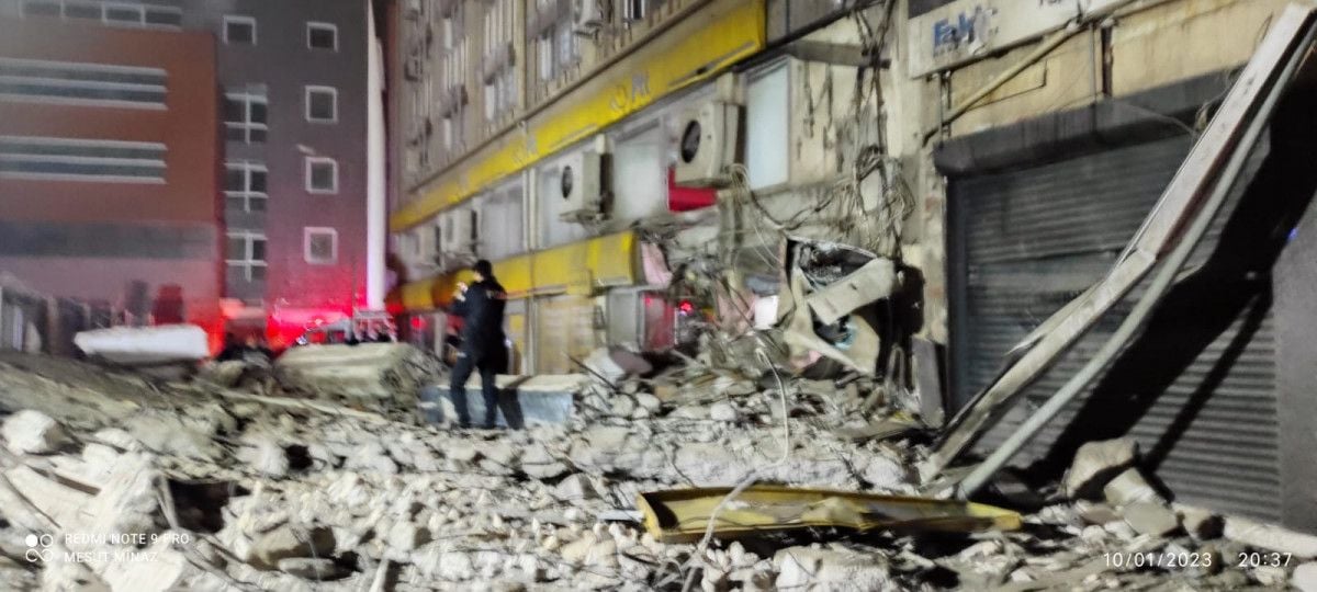 İzmir de yıkım aşamasındaki bina çöktü #7