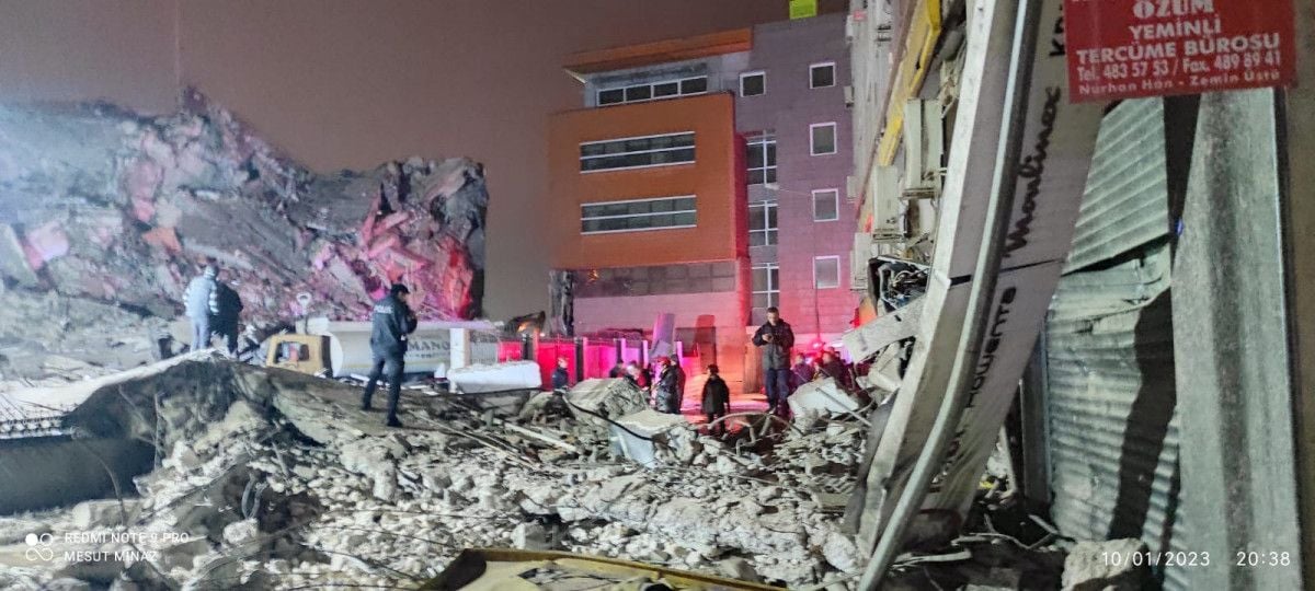 İzmir de yıkım aşamasındaki bina çöktü #8