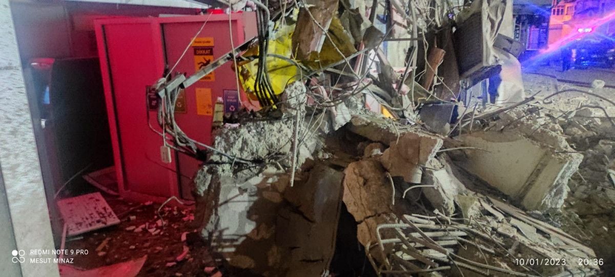 İzmir de yıkım aşamasındaki bina çöktü #9