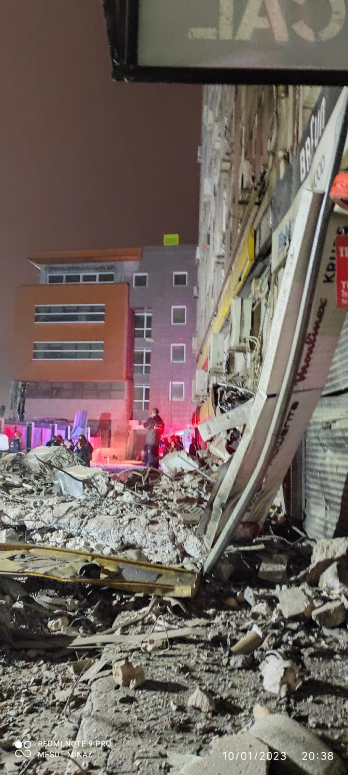İzmir de yıkım aşamasındaki bina çöktü #10