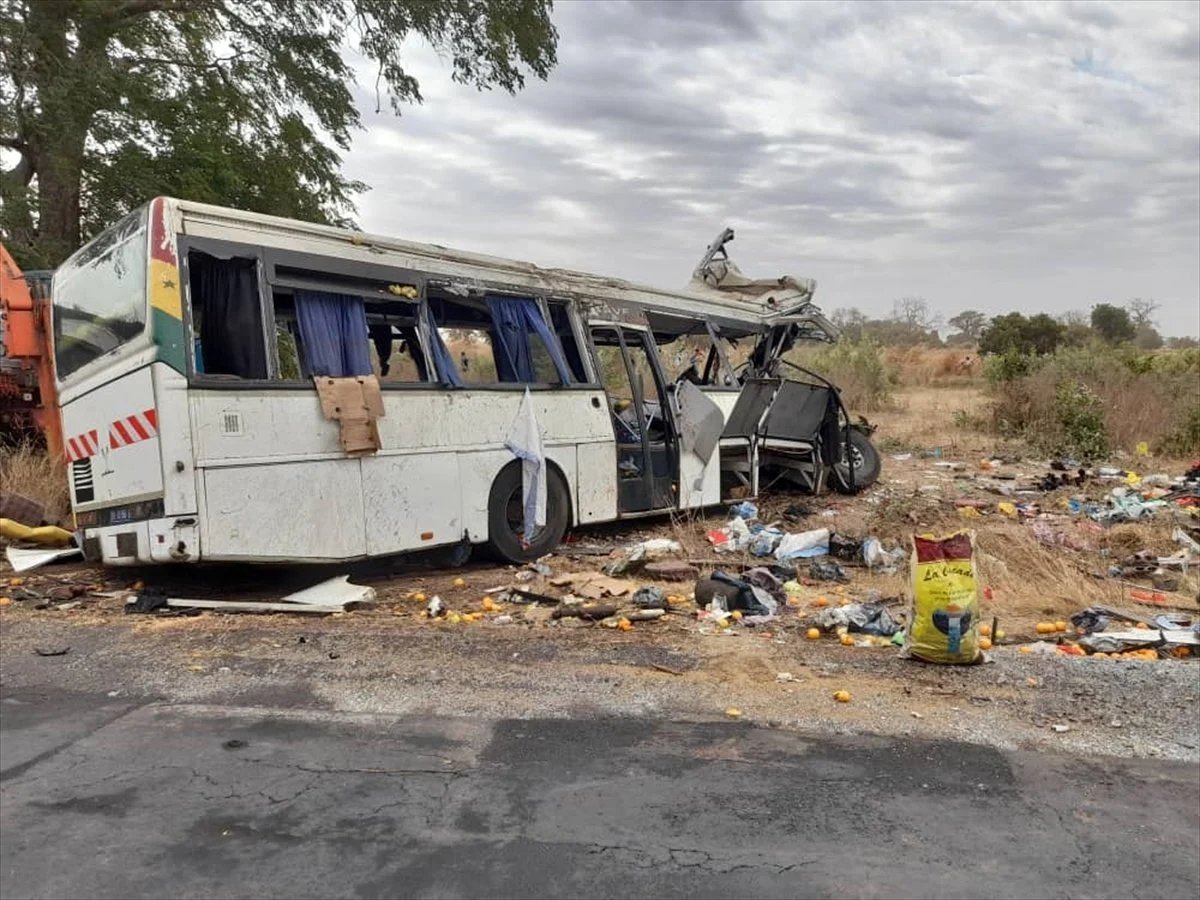 Senegal de iki otobüs çarpıştı: Ölü sayısı artıyor #2