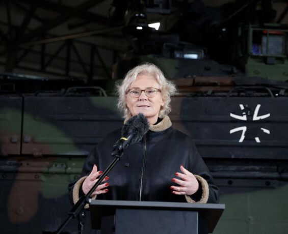 Almanya Savunma Bakanı Christine Lambrecht istifa etti